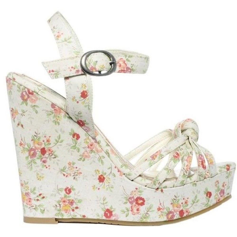 Adorable floral wedges! 🌸